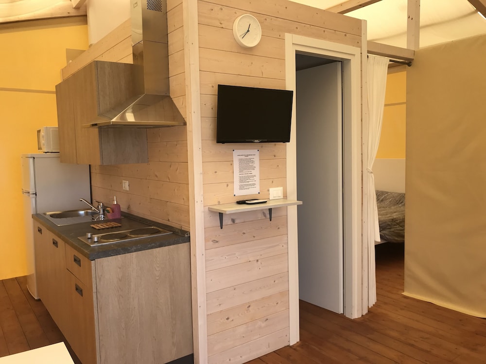 Tent, Kitchenette - Photo 10