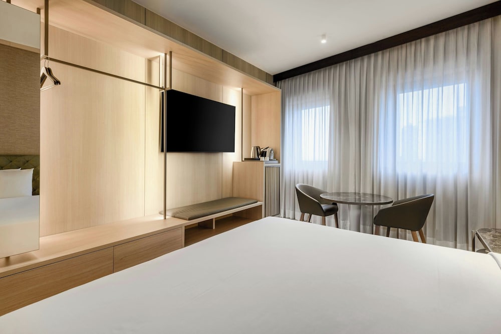 Standard Room, 1 King Bed thumbnail 5