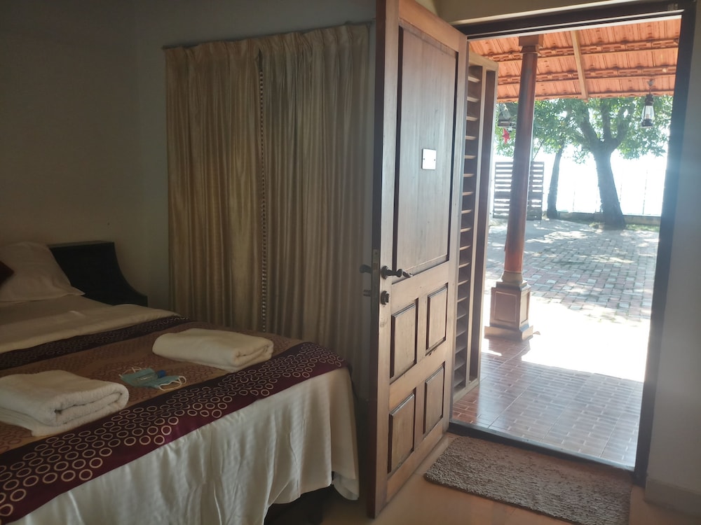 Executive Room, 1 Bedroom, Partial Lake View photo 1