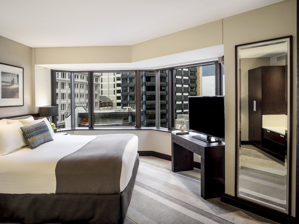 Junior Suite, 1 King Bed, Club Lounge Access, City View