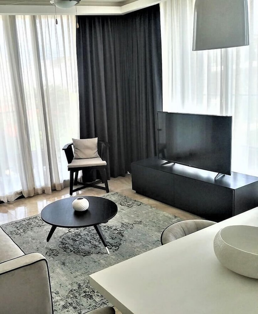 One Bedroom Corner Suite - Photo 4