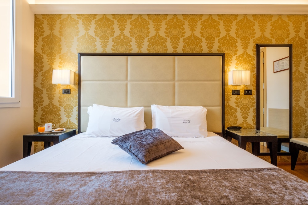 Double Room (Gold) thumbnail 5