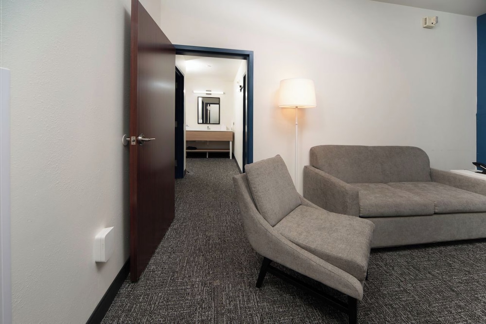 Suite, 2 Bedrooms, Accessible, Bathtub - Photo 5