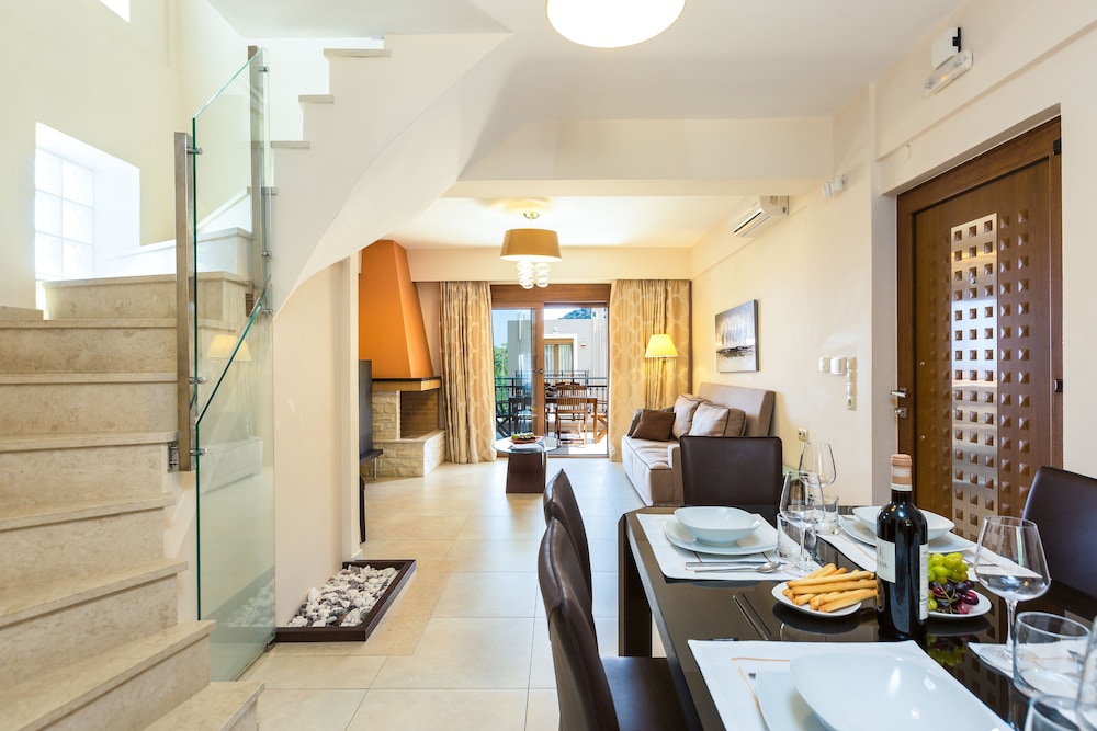 Three-Bedroom Villa - Split Level photo 3