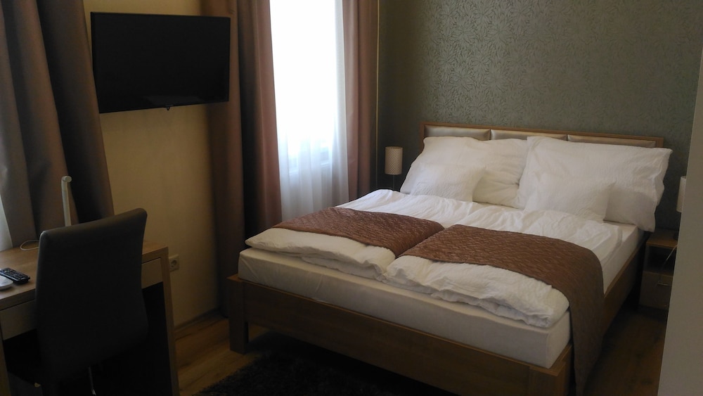 Deluxe Double Room, 1 Queen Bed, Courtyard View, Courtyard Area photo 1