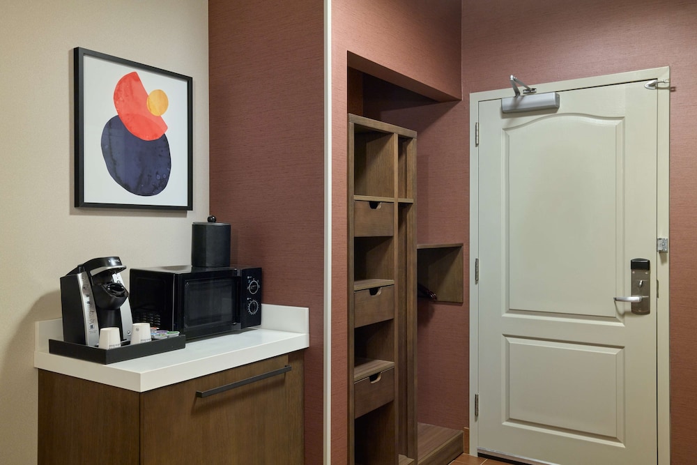 Premium Room, 1 King Bed, Accessible - Photo 3
