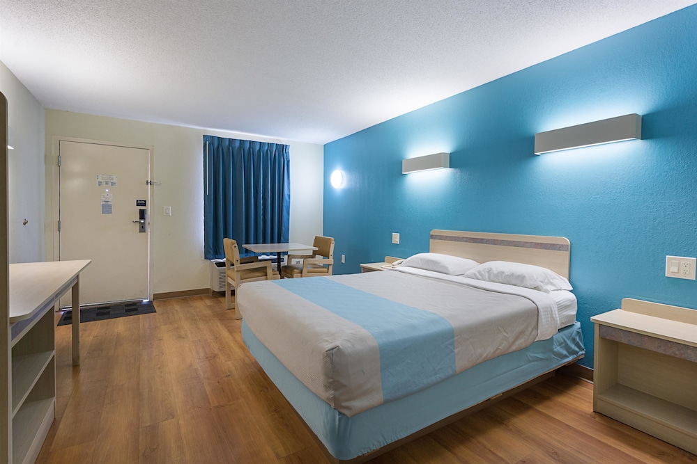 Standard Room, 1 King Bed, Smoking photo 2