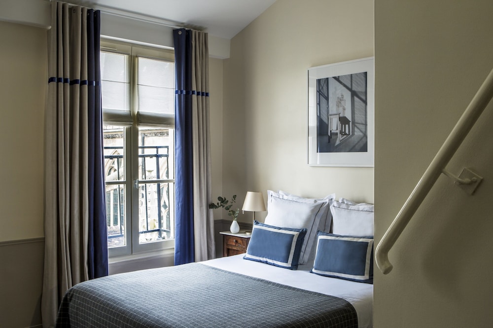 Duplex Room with Louvre View photo 3