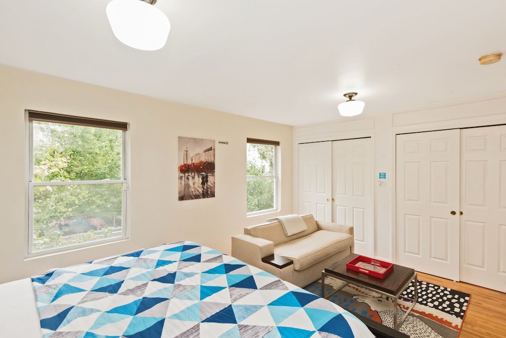 Executive Suite, 1 King Bed with Sofa bed, Non Smoking, Private Bathroom, Shared Kitchen photo 2