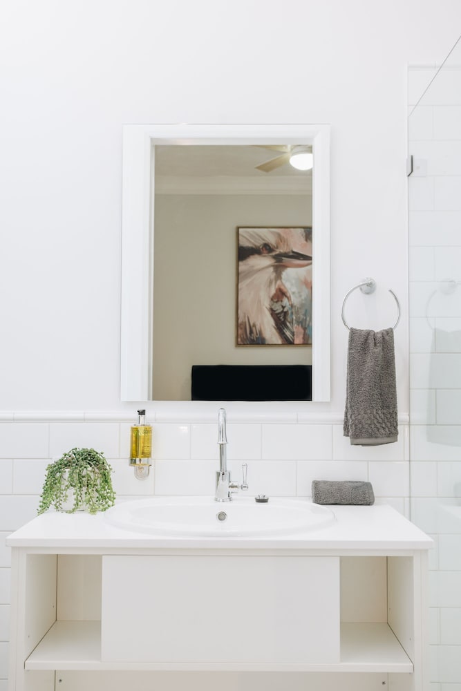 Deluxe Studio Suite, 1 Queen Bed, Private Bathroom photo 3