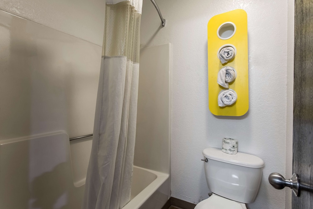 Deluxe Room, 2 Queen Beds, Non Smoking, Refrigerator & Microwave - Photo 8