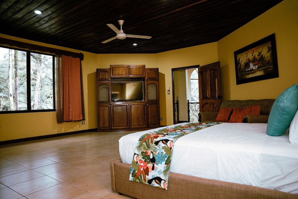 Luxury House photo 1