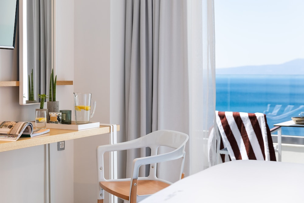 Superior Double Room, Balcony, Sea View - Photo 4