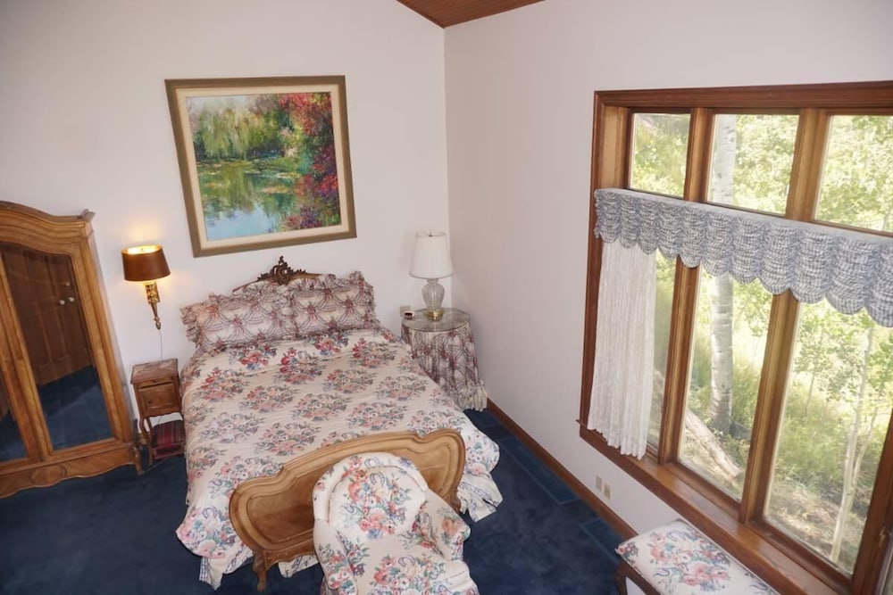 House, Multiple Beds (201 Edgewood Ln)