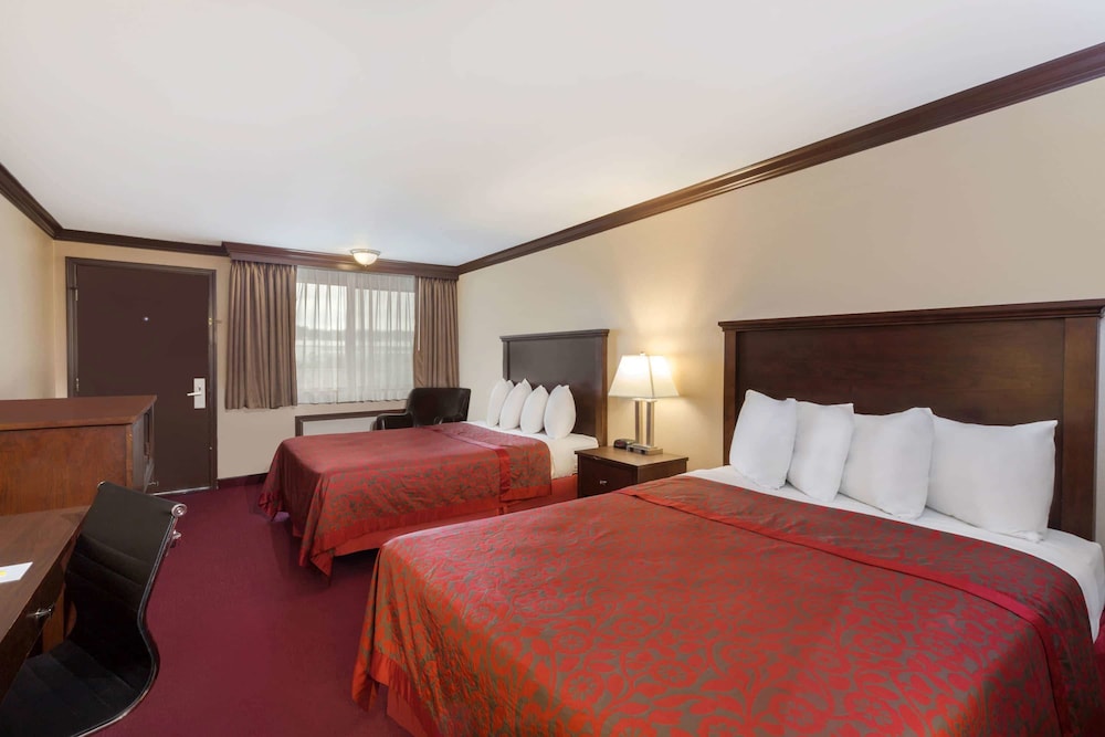 Deluxe Room, 2 Queen Beds, Refrigerator & Microwave - Photo 2