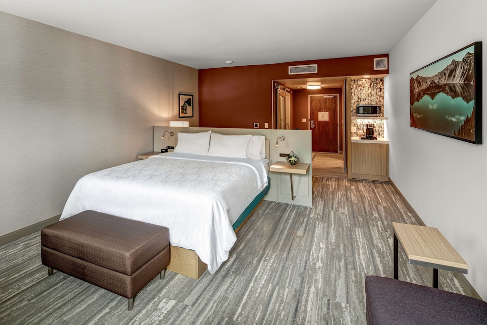 Deluxe Room, 1 King Bed, Accessible, Bathtub (Mobility & Hearing) - Photo 2