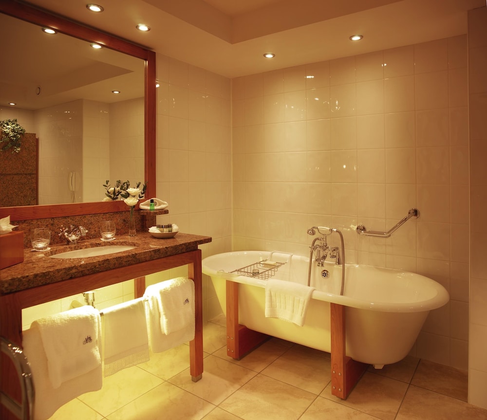 Deluxe Studio, 1 Bedroom, Bathtub, Lake View