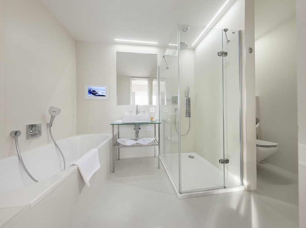 Superior Suite, City View thumbnail 5