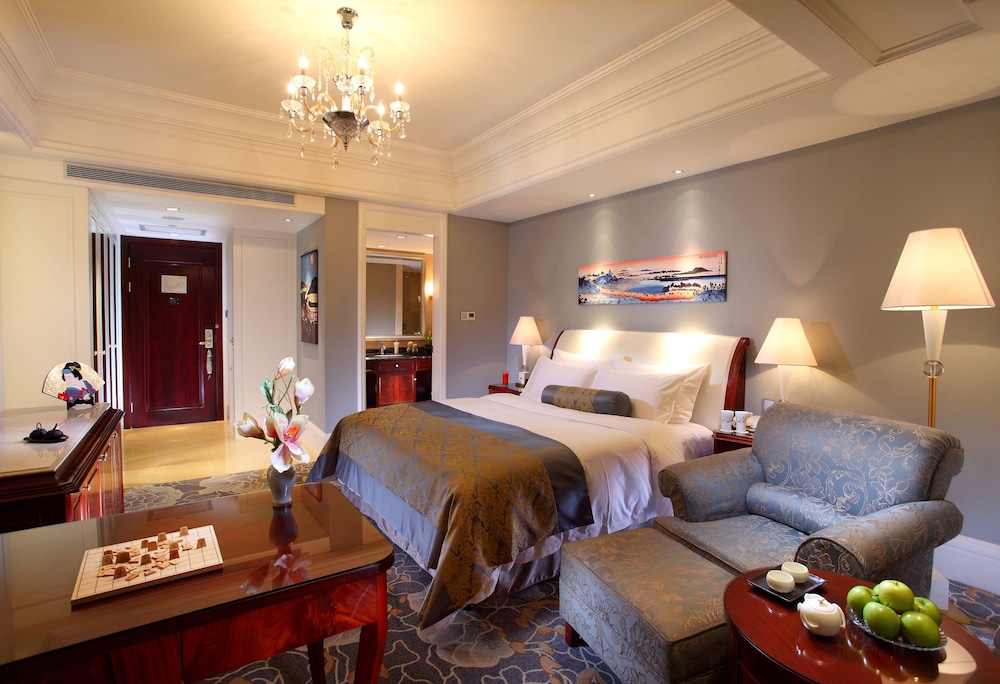 Deluxe Room, 1 King Bed - Photo 2