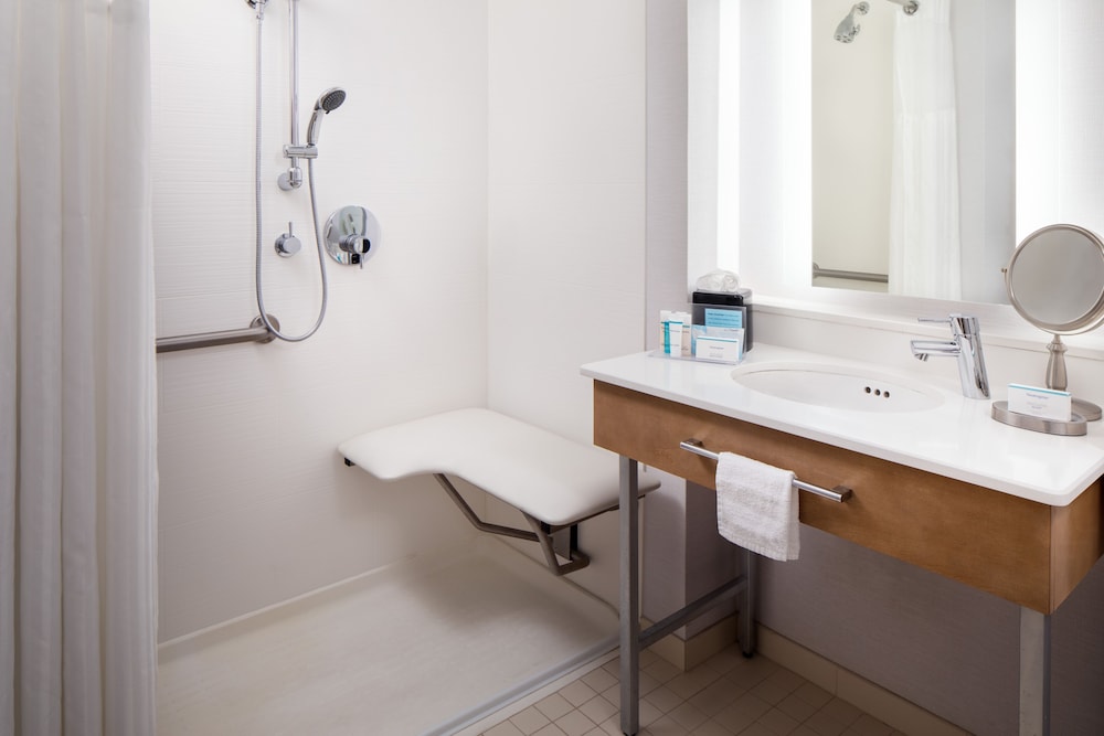 1 King Mobility Access Roll in Shower, Non Smoking - Photo 5