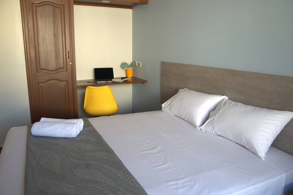 Deluxe Room, 1 Queen Bed photo 3