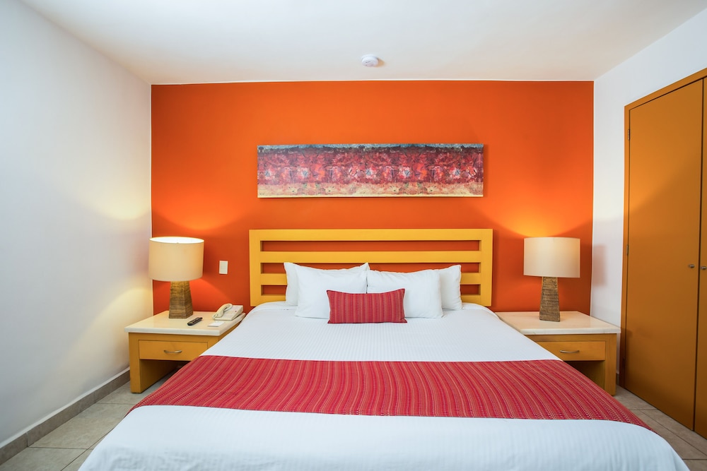 Club Room, 1 King Bed, Balcony - Photo 1