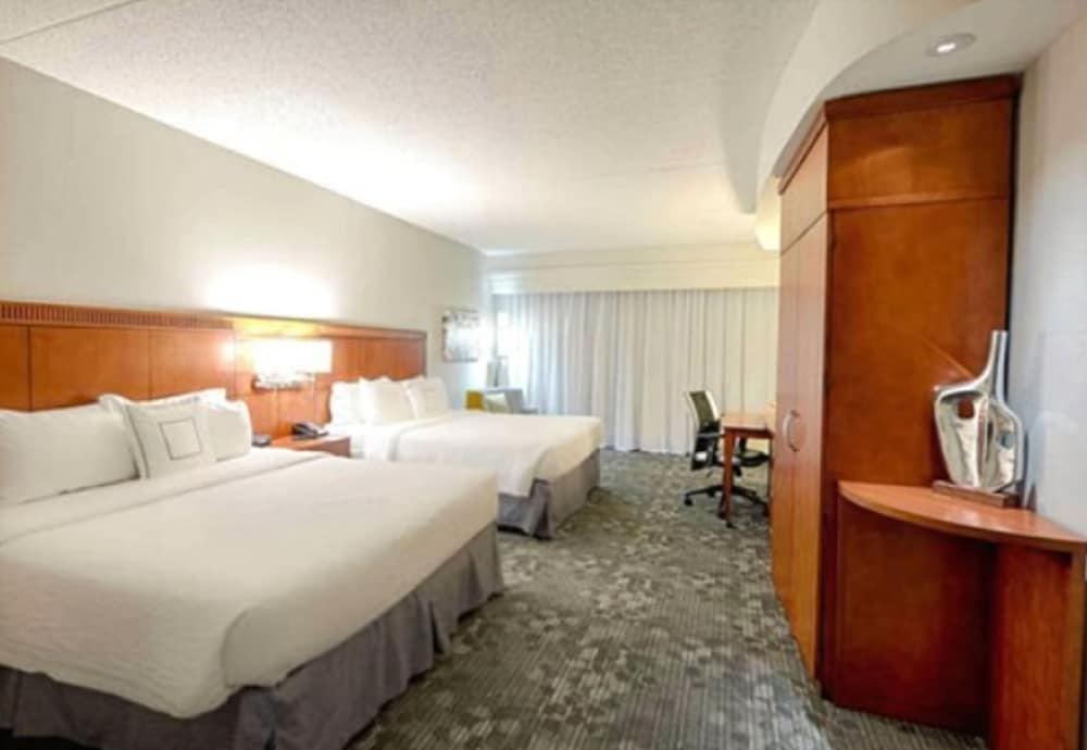 Room, 2 Queen Beds (Mobility Accessible, Tub) - Photo 1