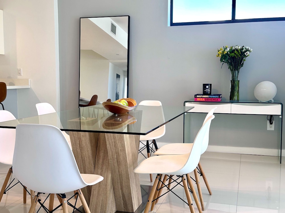 Penthouse - Two Bedroom Apartment w/Kitchen and Balcony
