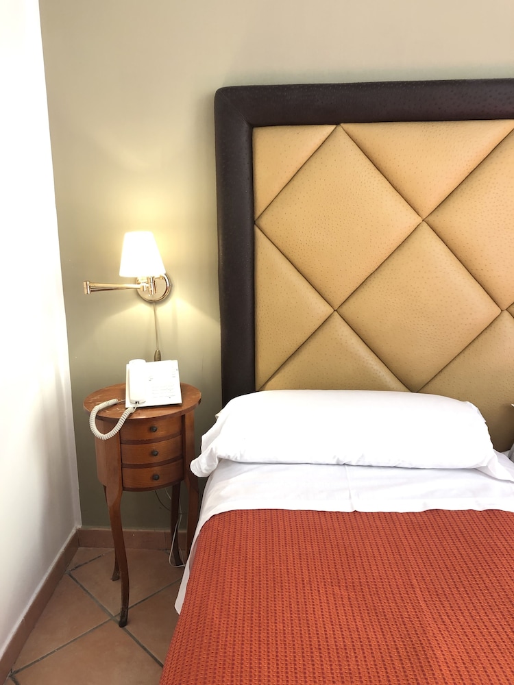 Standard Double Room, 1 Queen Bed, Non Smoking, Air conditioning - Photo 1