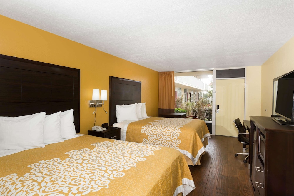 Suite, 1 Bedroom, Non Smoking (Poolside View) photo 1