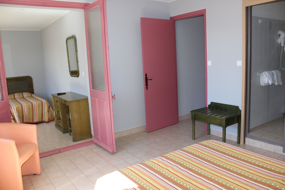 Double or Twin Room - Photo 3
