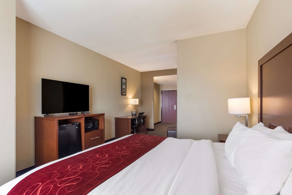 Suite, 1 King Bed, Non Smoking (One) - Photo 4