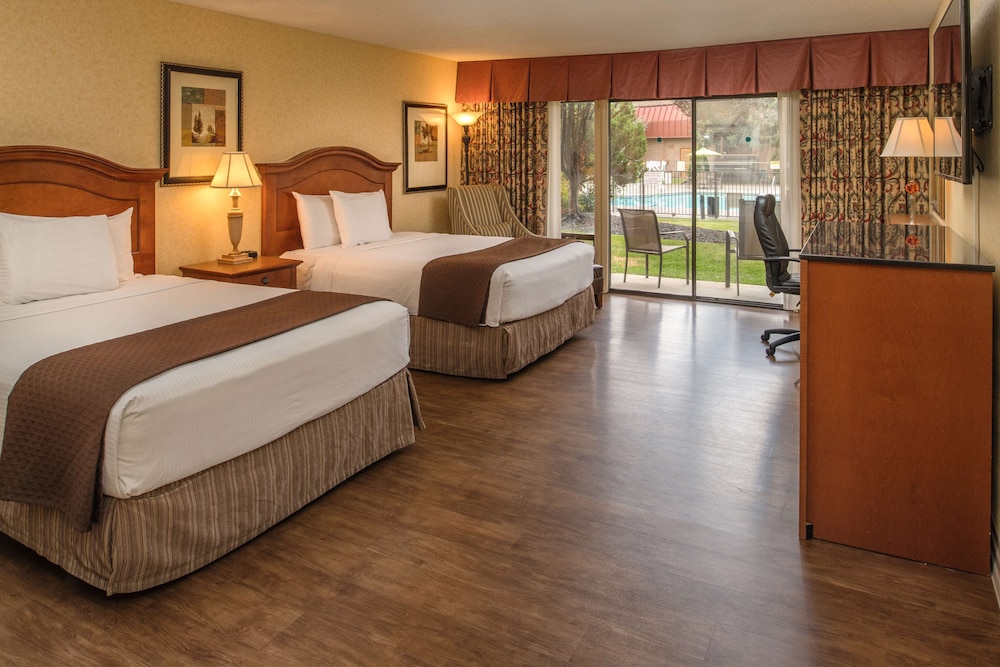 Premium Room, 2 Queen Beds, Pool View photo 1