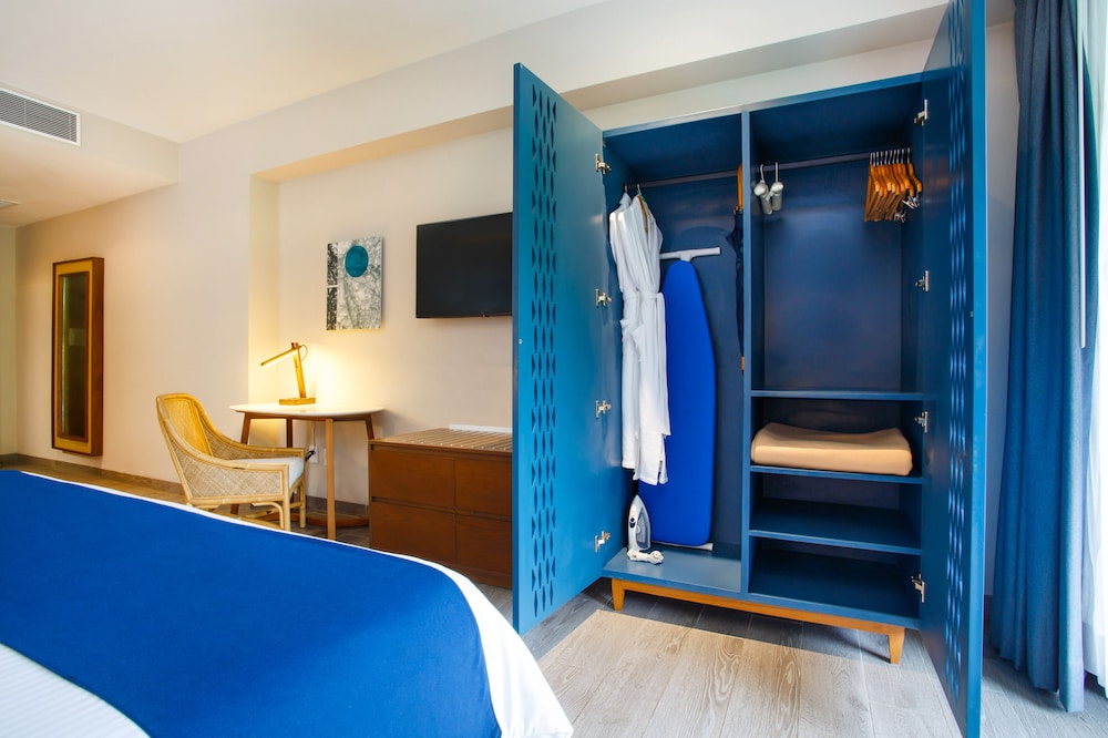Lush Room, 1 King Bed, Adults Only (Garden View) - Photo 7