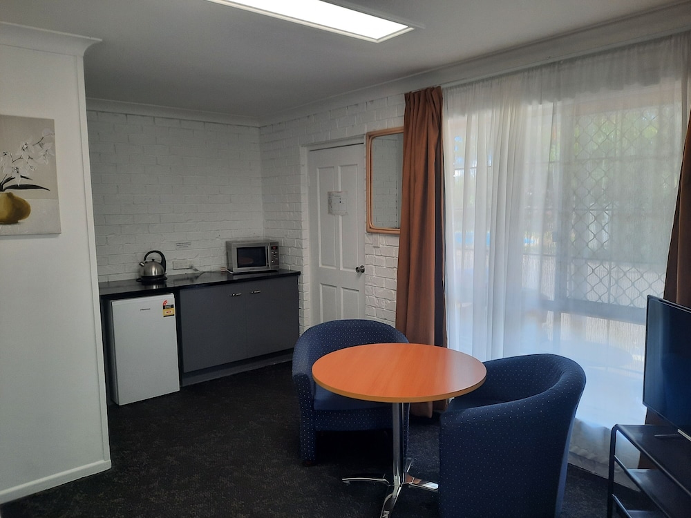 Luxury Double Room, 1 Queen Bed, Refrigerator & Microwave, Pool View photo 2
