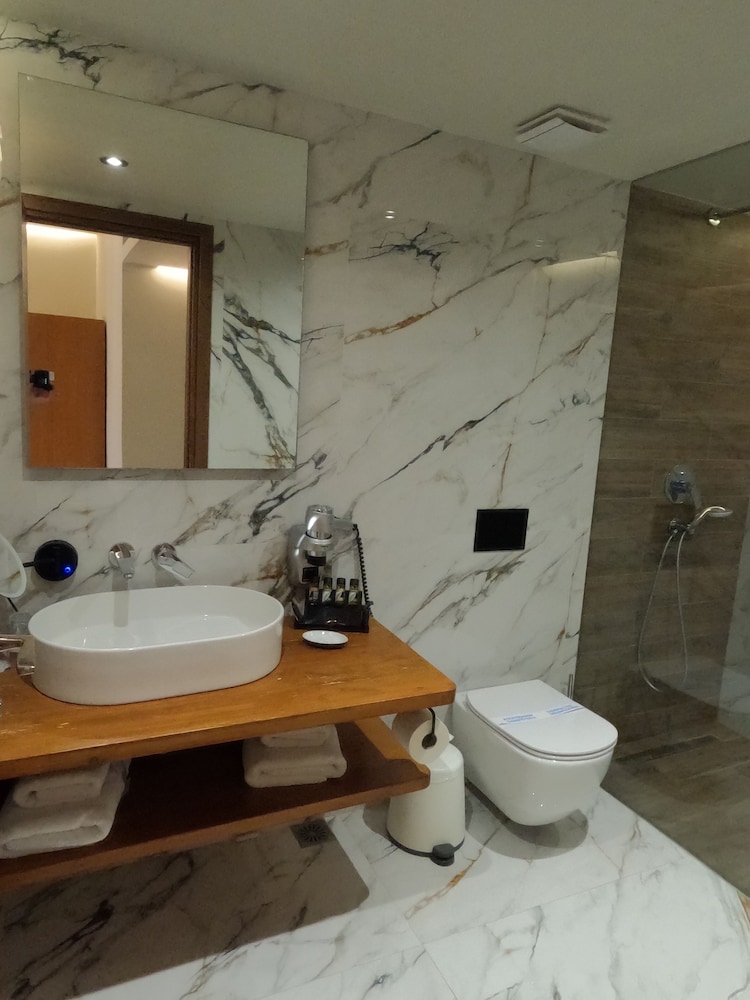Luxury Studio Suite, Sea View (Superior) - Photo 6