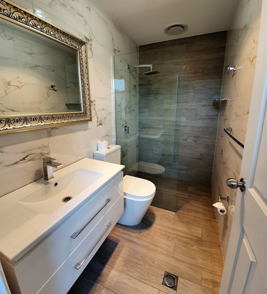 Queen Room 16 Top Floor (Stair Access Only) photo 2