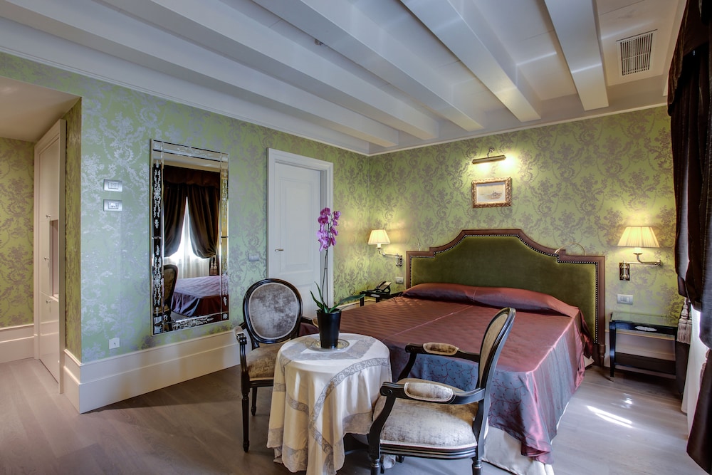 Superior Double or Twin Room, Canal View - Photo 2