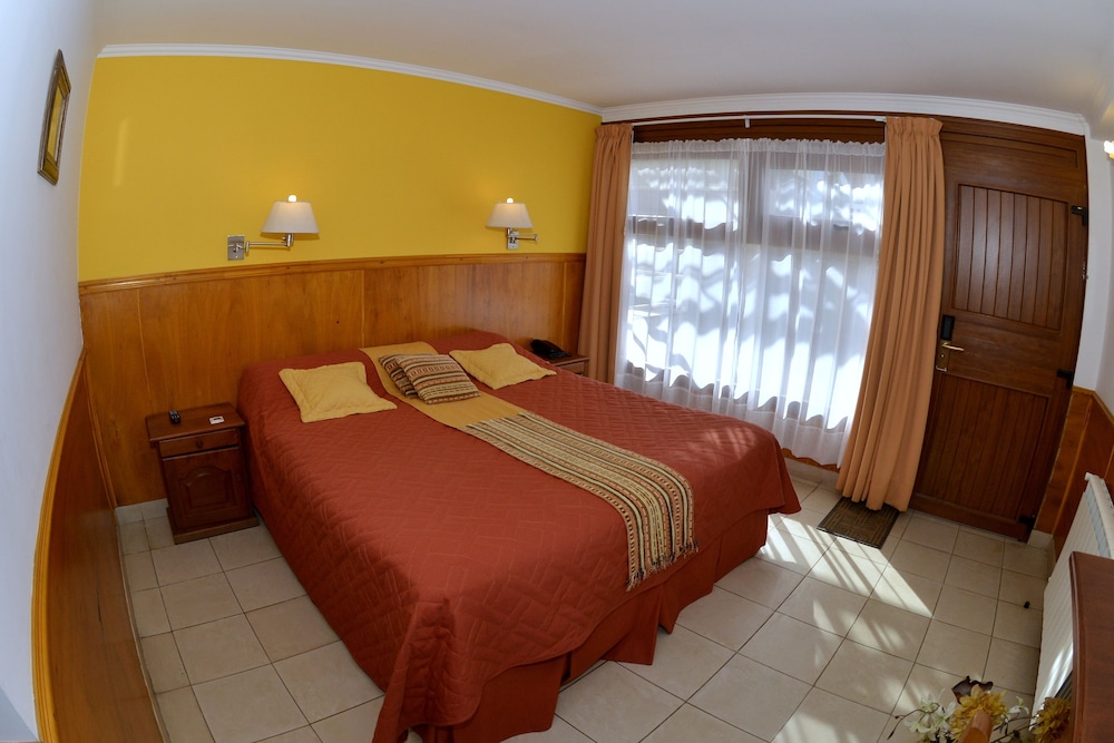 Standard Double Room thumbnail 6