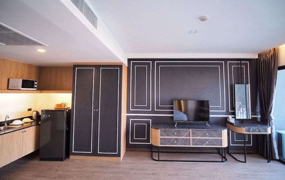 Deluxe Room with Pool View photo 3