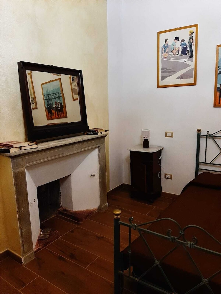 Single Room, Shared Bathroom (Oro)