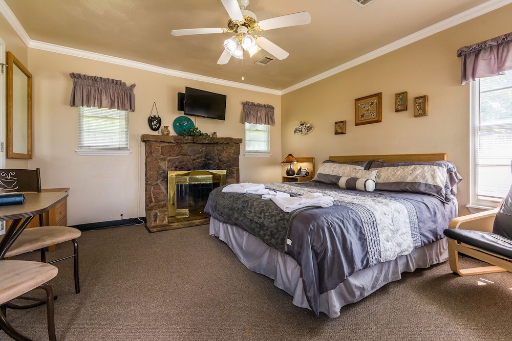 Standard Studio Suite, 1 King Bed, Non Smoking (201-202) photo 1