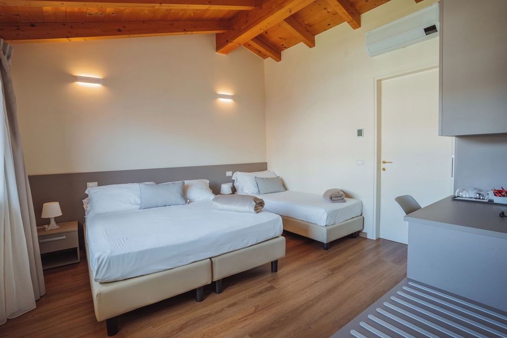 Superior Triple Room, Garden View photo 2
