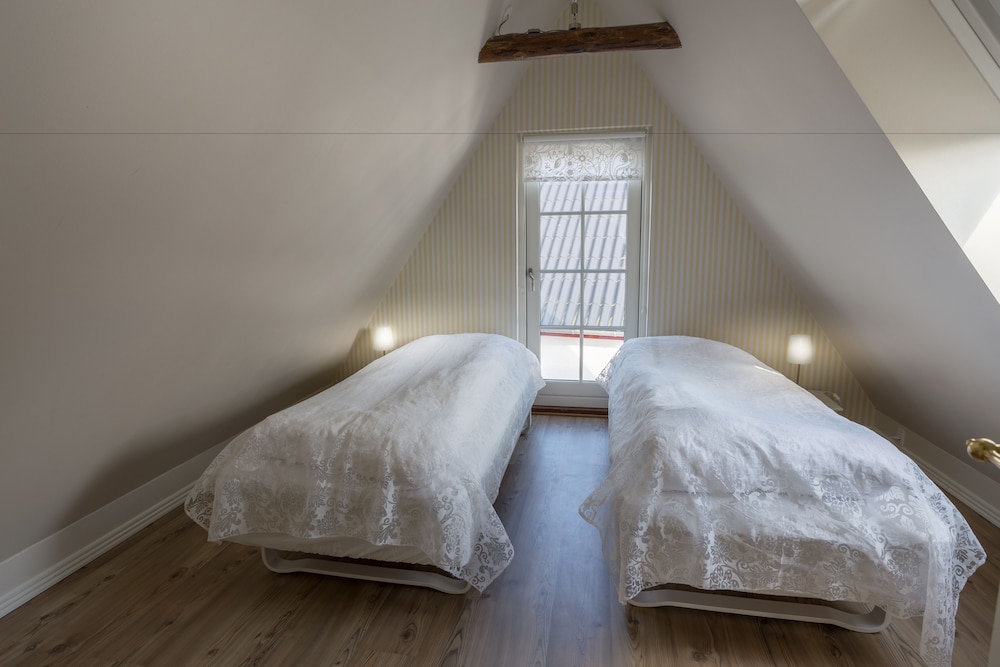 Deluxe House, Annex Building photo 2