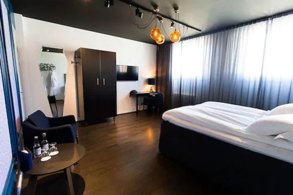 L - Generous and spacious (king size bed of 180 cm) - Photo 9