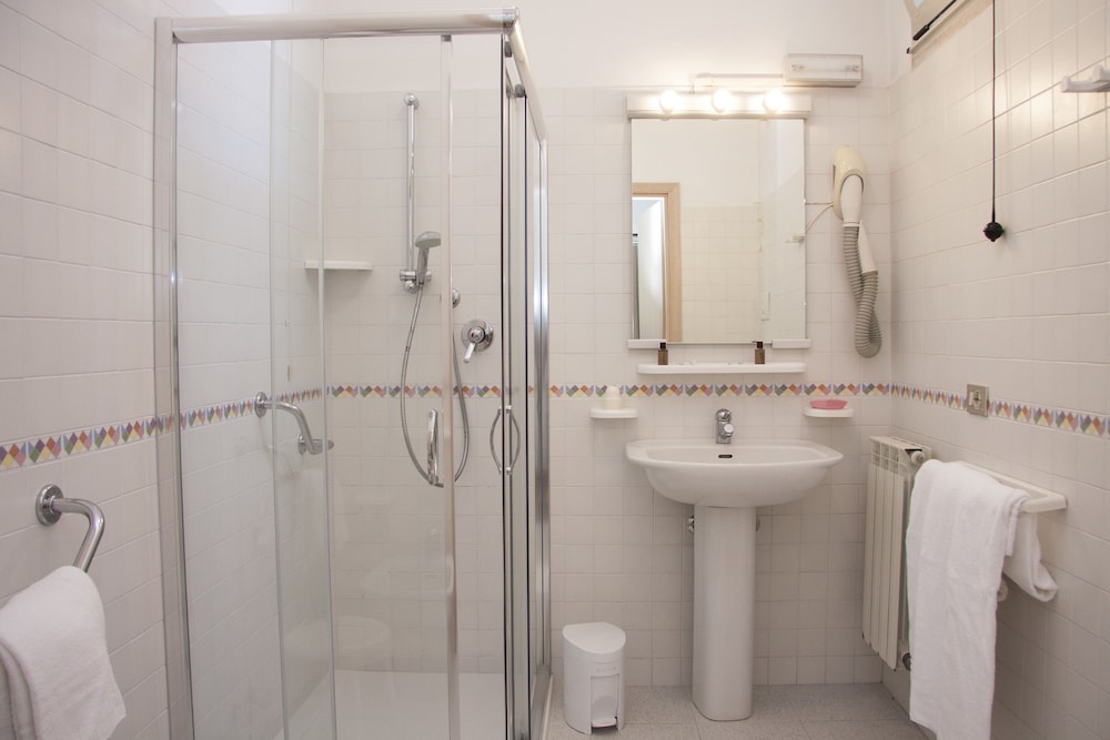 Double Room - Photo 6