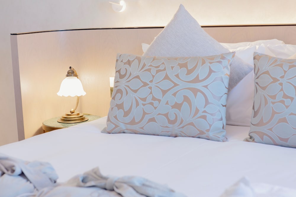 Standard Room, 1 Queen Bed photo 2