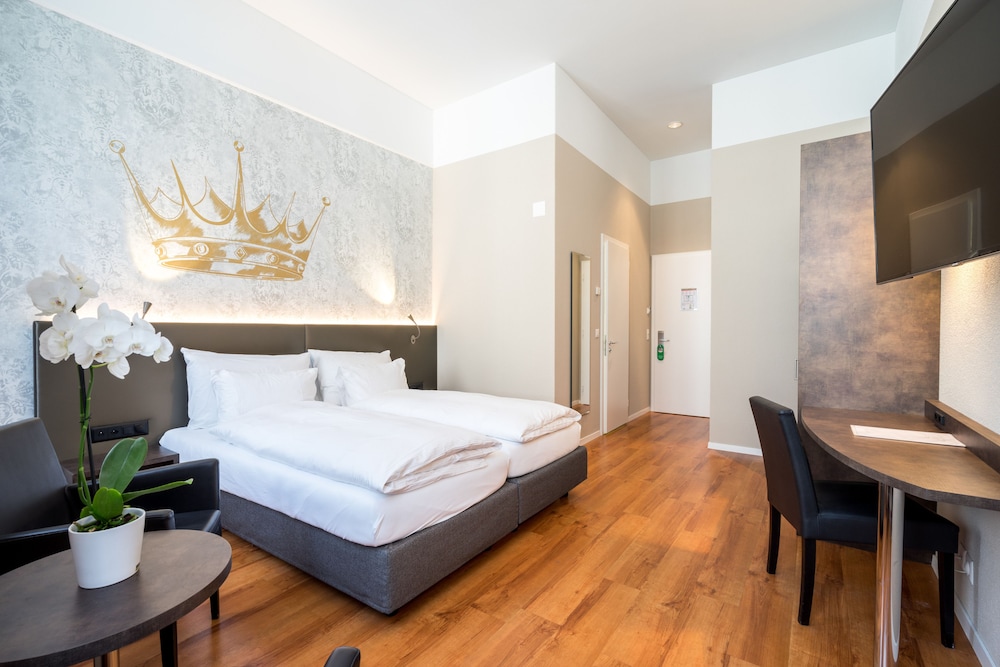 Standard Twin Room - Photo 11