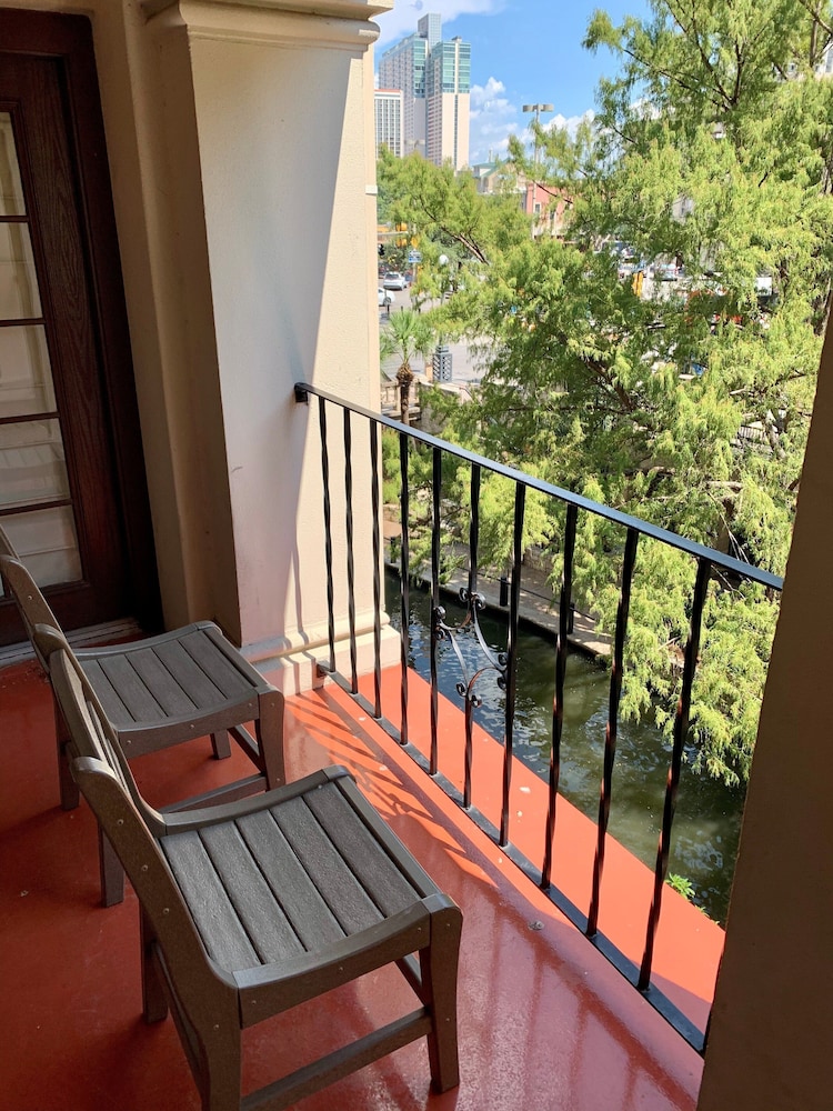 Premier Room, 1 King Bed, Balcony thumbnail 5