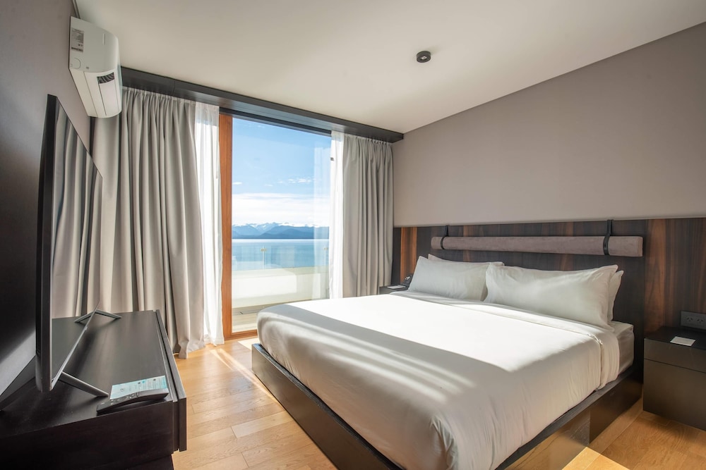 Suite, 1 King Bed, Non Smoking thumbnail 6